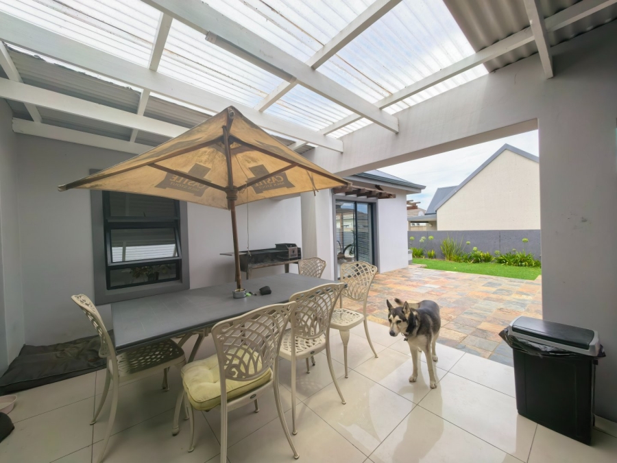 To Let 4 Bedroom Property for Rent in Blue Mountain Village Western Cape